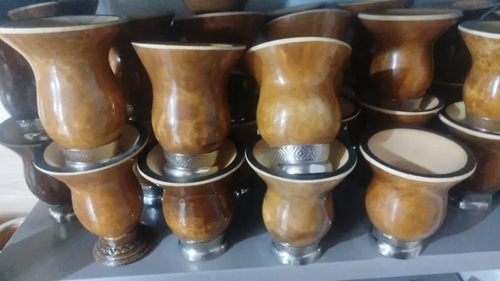 Cuias para chimarrão de porongo com pé de metal