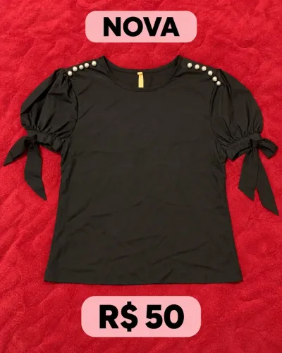 Blusa preta com pérolas e amarração nas mangas