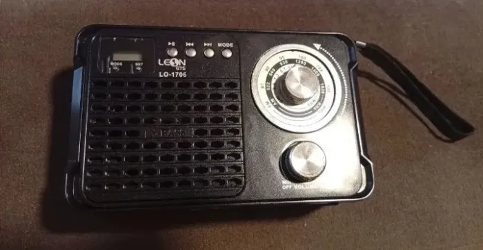 Rádio Portátil AM/FM/SW com Pendrive, Cartão SD e Lanterna - Recarregável