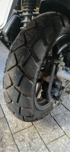 ADV novinha com pouco uso. Parece que saiu da loja ja com suporte de bau e bau