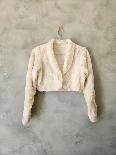 Casaco blazer jaqueta cropped de pelúcia off white p