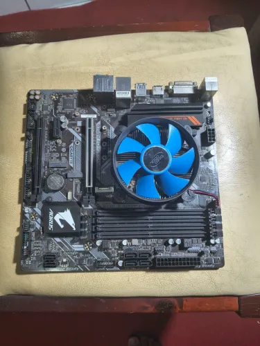 B360m Aorus + i3 8100 funcionando perfeitamente.