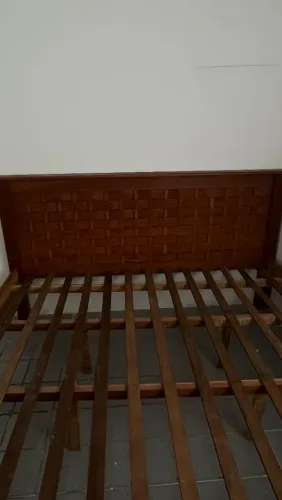 Cama de madeira forte de 2.10 de metro de largura e comprimento 