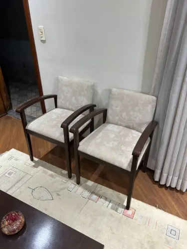 Par de Cadeiras com Braco Sidlar Madeira Macica Estofado Jacquard Poltrona