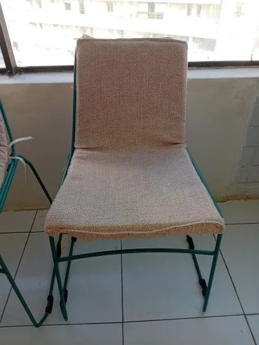Vendo 2 cadeira para terço incluindo capas de acento