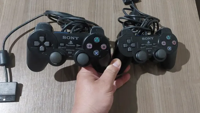 Lote com 2 controles de  play 2 modelo A original