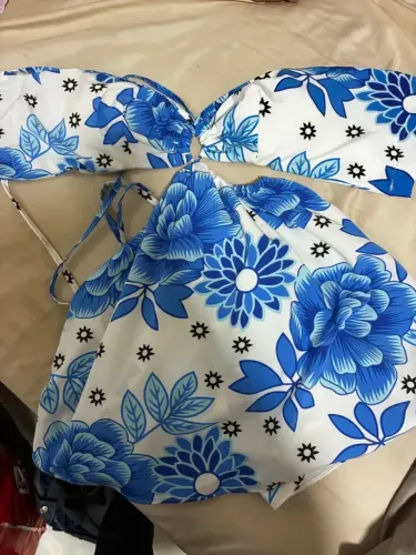 vestido floral azul e branco
