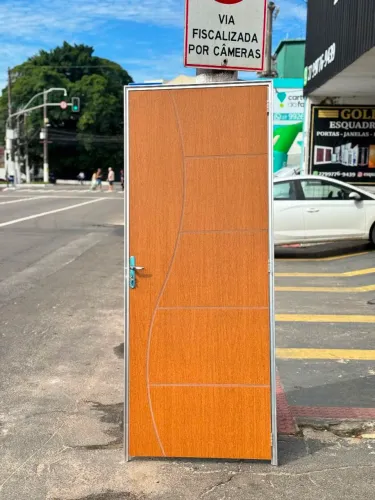 KIT PORTA PRONTA COM BATENTE DE ALUMÍNIO NATURAL E PORTA FRISADA "S" TRATADA, ENCERADA!