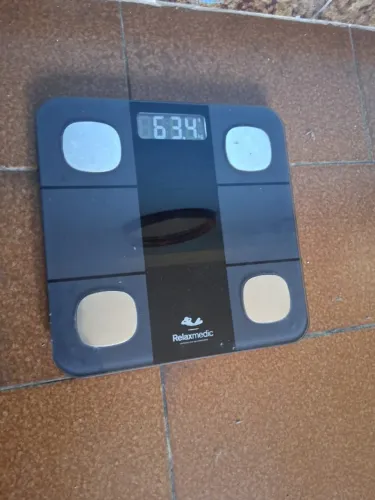 Balança humana muito nova perfeita