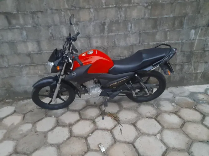 Vende-se excelente moto ,único dono valor :13500 ,fone : *29 ,dispenso curiosos