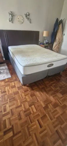 Colchão Queen, marca Simmons, com box bipartido não original.