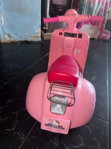 Moto elétrica menina