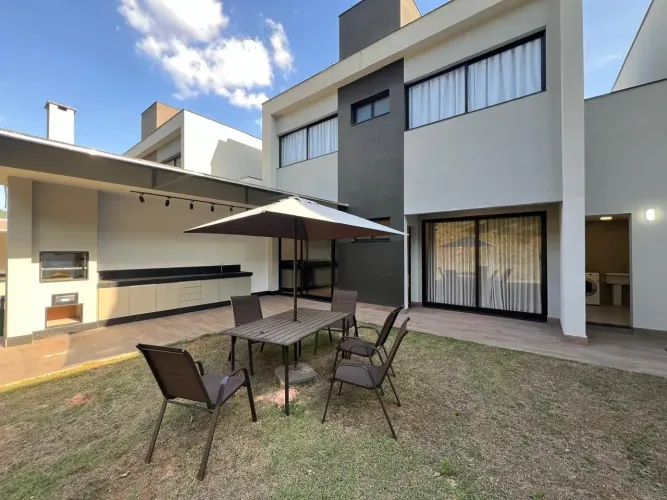 Casa em condomínio mobiliada com 3 quartos e 2 vagas