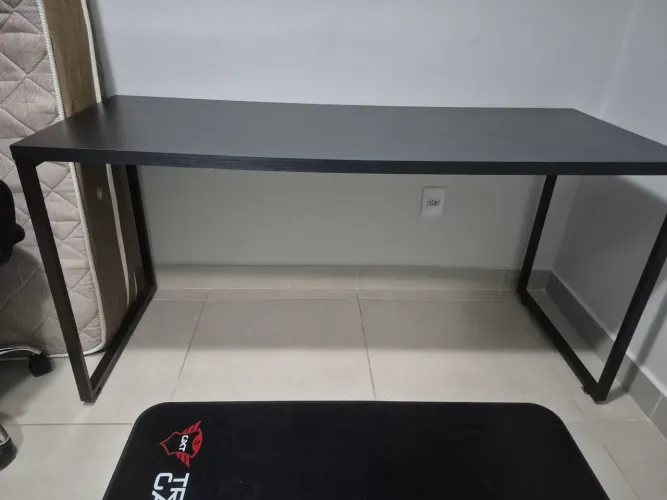 Mesa Preta de Design Moderno e Minimalista