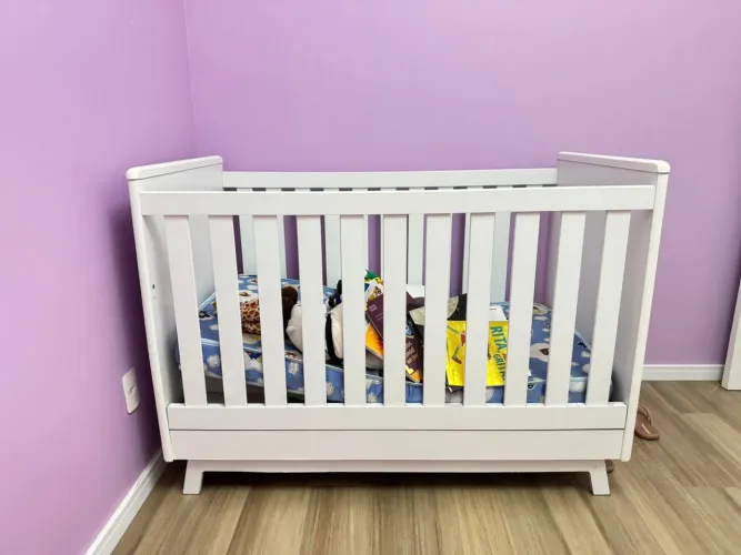 Berço infantil com colchão