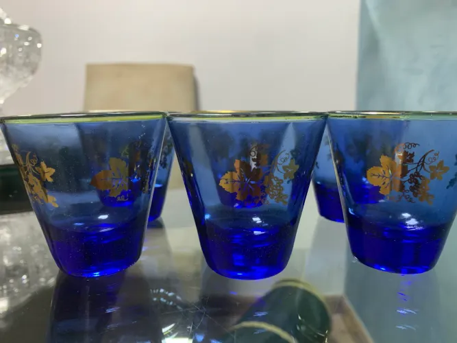Copos de vidro azul decorados 