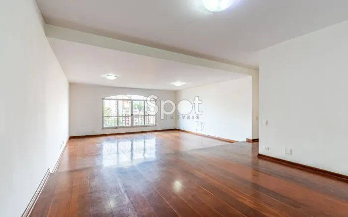Vago! Andar alto - Prédio com lazer completo próximo ao comércio do bairro.