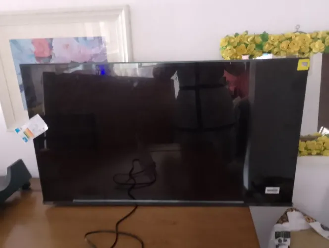 TV TOSHIBA 6 MESES DE USO LIGA A PLACA E LED  FUNCIONAM PERFEITAMENTE . TELA QUEBROU 