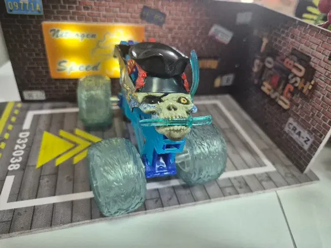 2 Carrinhos Monster Jam 1:64: Pirates Curse e Grave Digger