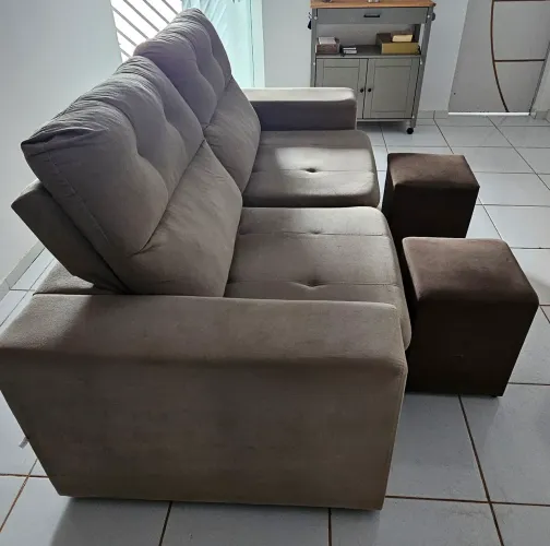 Sofá retrátil e reclinável 3 lugares + 2 puffs - assento firme