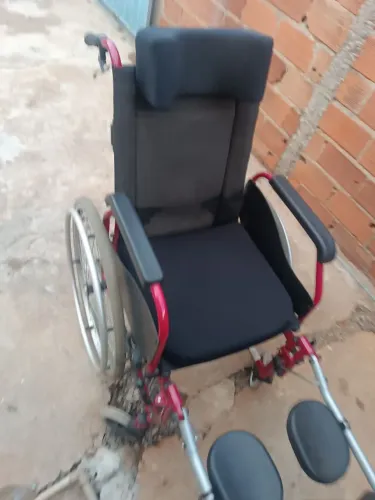 Vendo 1 cadeira de rodas em boas condições de uso
