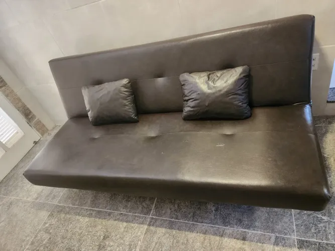 Sofá Cama Casal Couro com 2 almofadas