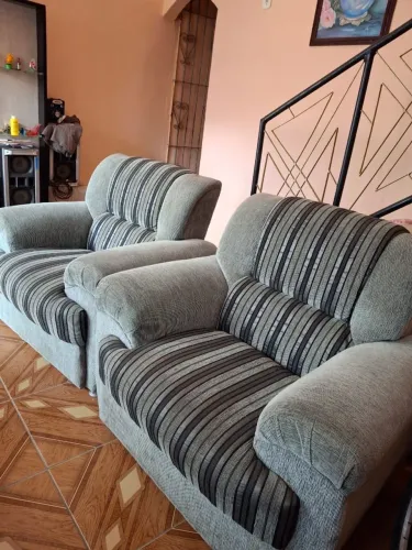 Sofá três lugares e duas poltronas