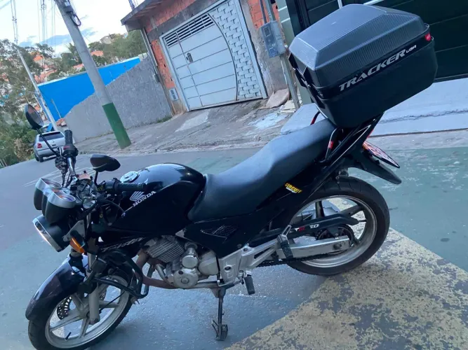 Moto zerada , pneus novos , churrasqueira e baú.