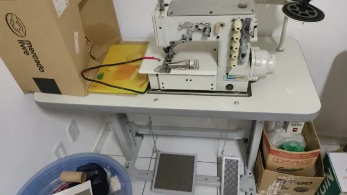 MÁQUINA DE COSTURA INDUSTRIAL