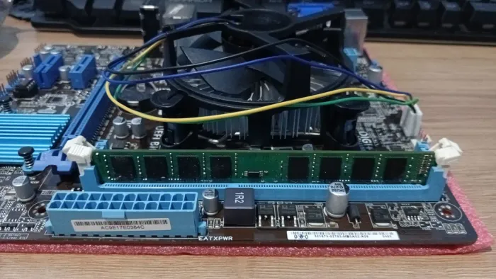 KIT I3+ PENTE 4GB +CABO SATA+COOLER CPU