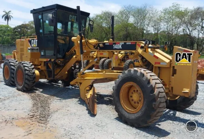 Motoniveladora Caterpillar 140K cabinada semi nova
