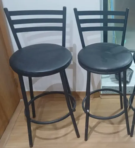 2 cadeiras pretas