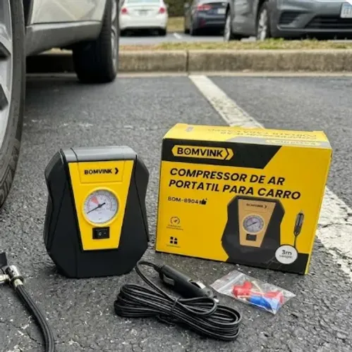 O compressor de ar portátil é o modelo Bomvink BOM-8904, alimentado por tomada 12V (acende
