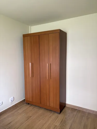 Guarda-Roupa 4 Portas com Gavetas | Excelente Estado | Apenas 1 Ano de Uso