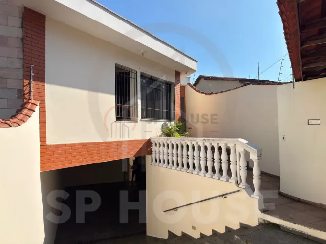 Casa à venda na Vila Gumercindo com 3 dormitórios, 4 vagas, 3 banheiros, quintal