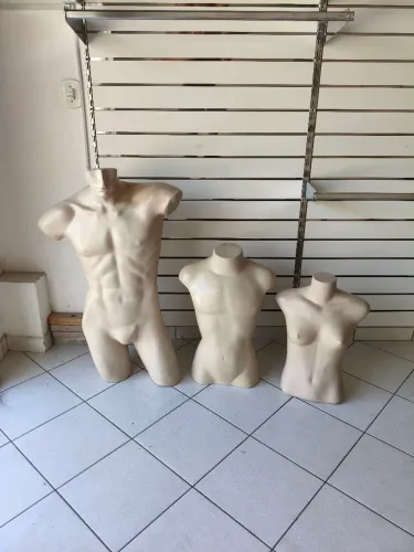 3 manequins depois masculinos e um feminino.