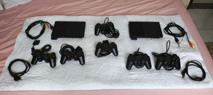PS2 Slim com controles