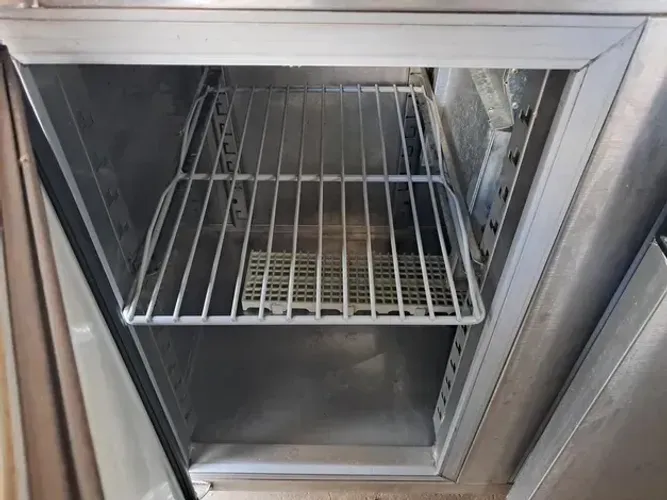 Refrigerador Horizontal 3 portas com cuba em inox - 2 metros