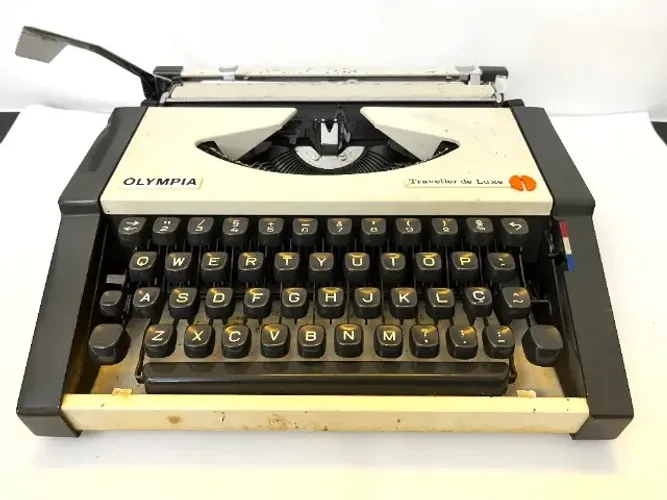 Máquina De Escrever Olympia Traveller De Luxe