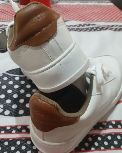 Tenis branco acces e sapato preto com vermelho semi novos ambos 39