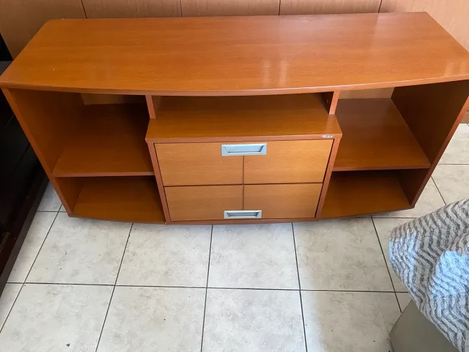 Rack 1,40 c 0,50 MDF, cor Canela 2 gavetas com rodas marca Manbel móveis em bom estado.