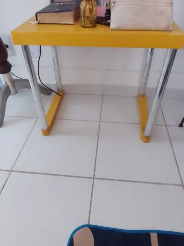 Vendo baquinha em madeira ,com pés de alumínio