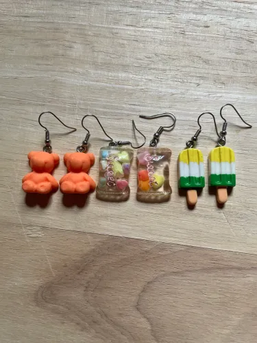Brincos de plástico