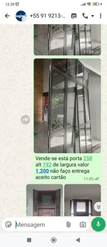 Uma porta de vidro