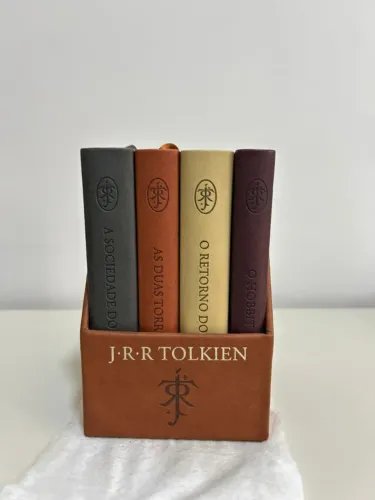 Box 4 livros: Senhor dos Anéis + O Hobbit - Harper Collins Brasil
