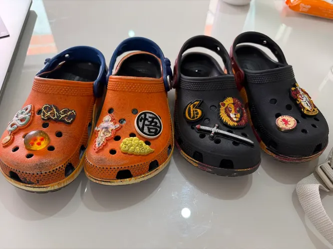 2 crocs infantil - tamanho 12 - ideal p criança de 5 anos