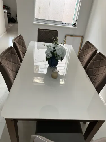 Vendo mesa de tampo de vidro com 6 cadeiras acolchoadas