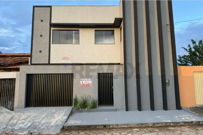 Casa dos Sonhos à Venda na Rua Helton Gonzaga!