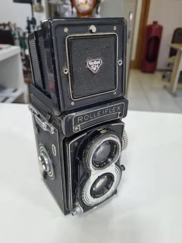 Antiga câmera fotográfica Rolleiflex 