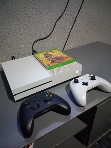 XBOX ONE S 1TB 2 CONTROLES